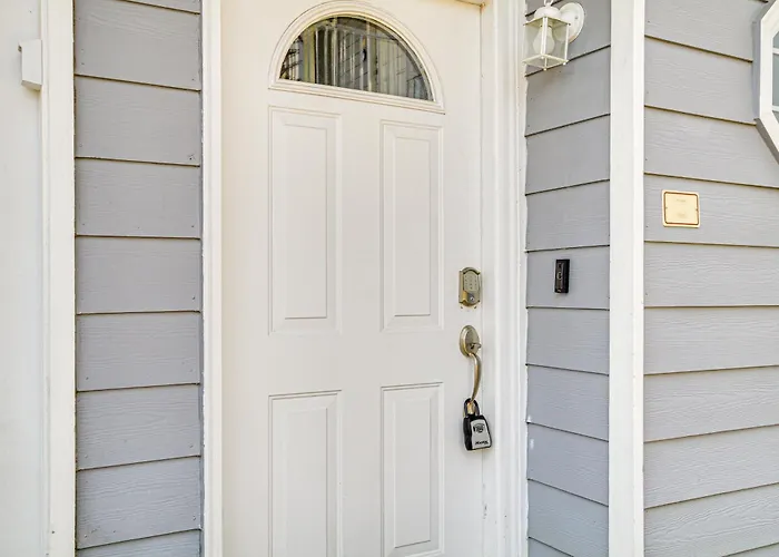 Airy Biloxi Condo With Patio Walk To Beach!