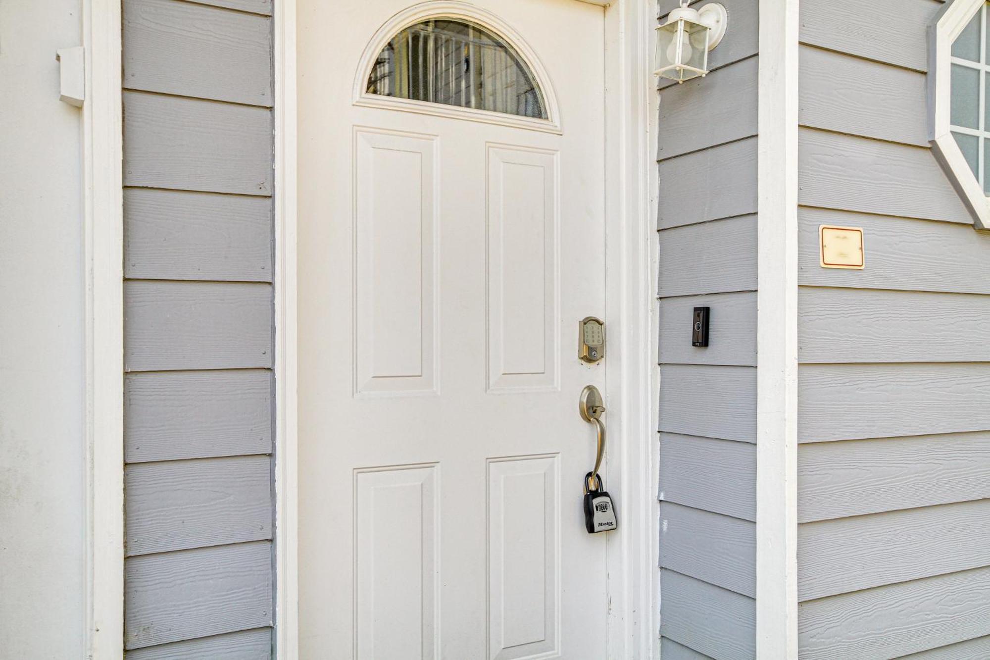 Airy With Patio Walk To Beach! Apartment