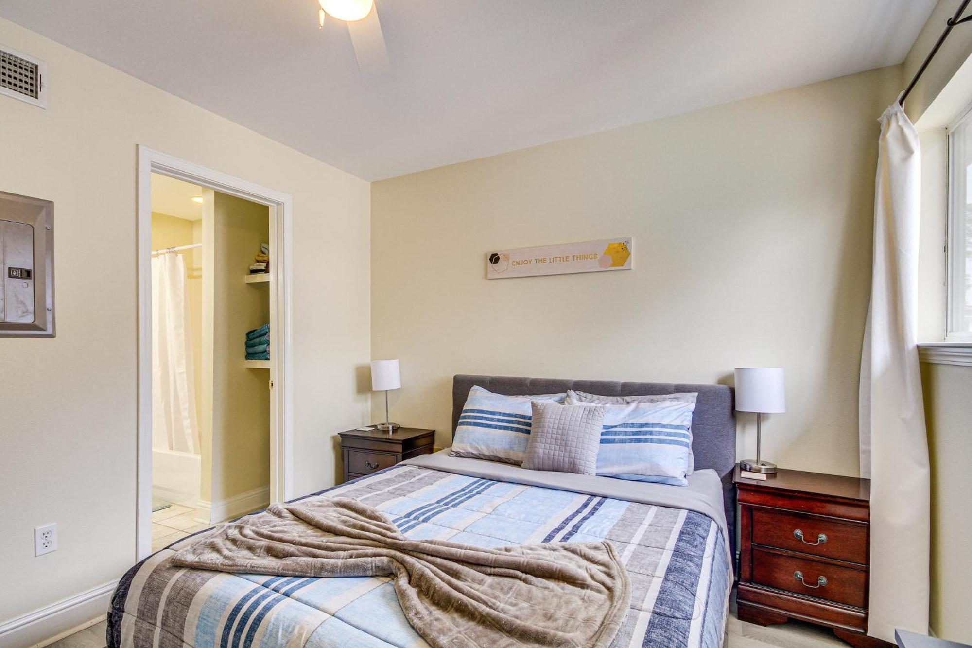 Airy With Patio Walk To Beach! Apartment