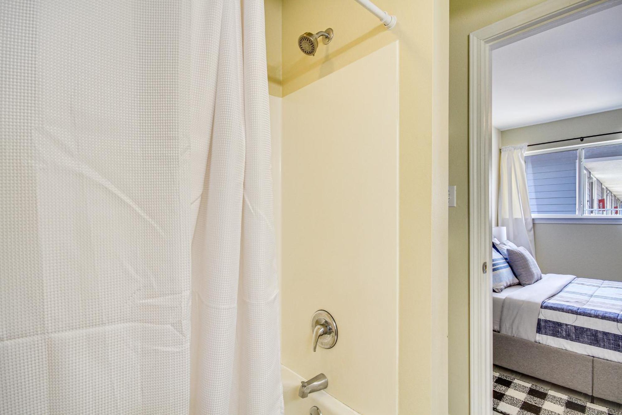 Airy With Patio Walk To Beach! Biloxi